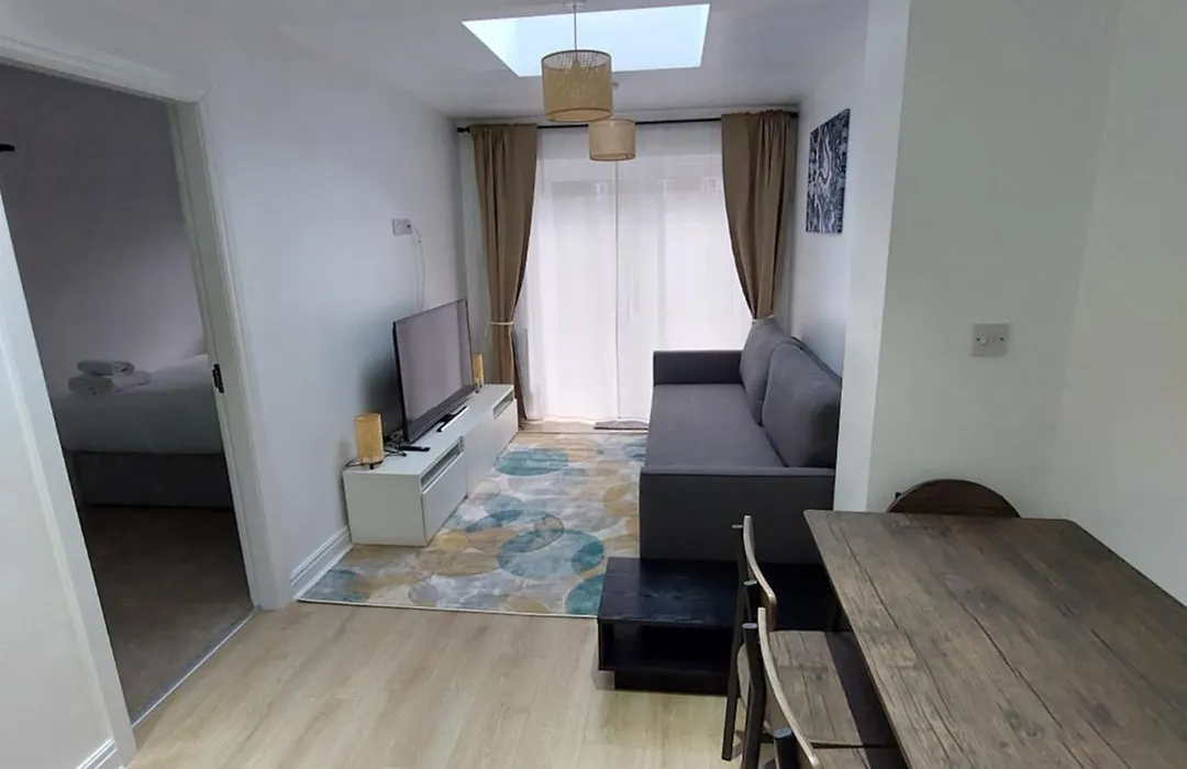 Bankwell Street Two Bedroom -Apartment With Parking-1