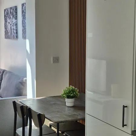 Bankwell Street Two Bedroom -Apartment With Parking-3